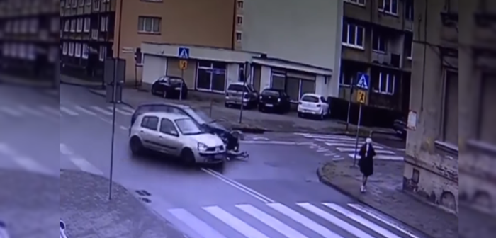 Mujer se salvó de forma increíble de ser atropellada por dos vehículos en Polonia