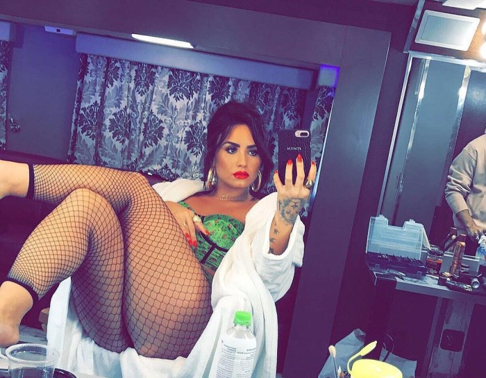 ¿Lo usarías?: Demi Lovato sorprendió con unos jeans muy especiales y atípicos