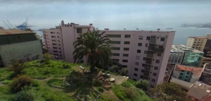 Jóvenes quedan graves tras rodar 80 metros por cerro porteño: uno terminó en un balcón