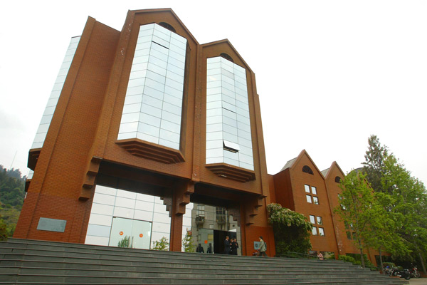 Trabajadores de Canal 13 se manifiestan contra Luksic: están cansados de los despidos