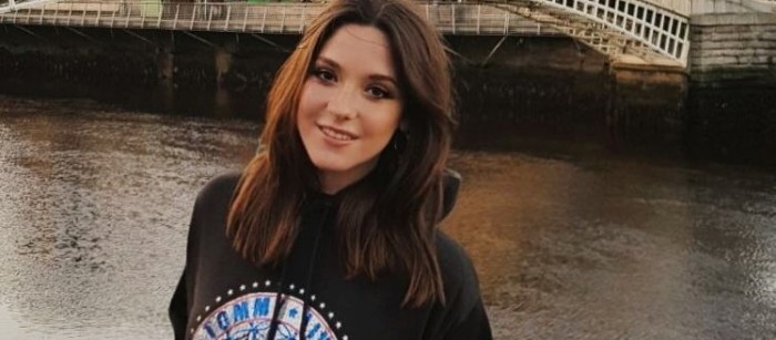 Kel compartió divertidos videos de su mamá practicando la decoración para la cena navideña