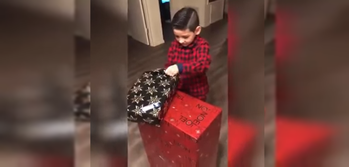 Papás quisieron trolear a su hijo en Navidad pero él tuvo inesperada y tierna reacción