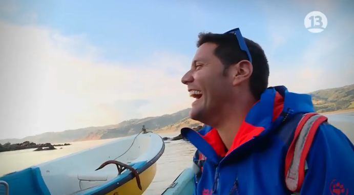 Sin pudor: Pancho Saavedra terminó semidesnudo tras salir a pescar en 'Lugares que hablan'