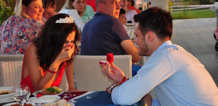 Pareja se conocía de mucho antes y no lo sabía: se dieron cuenta con antigua foto