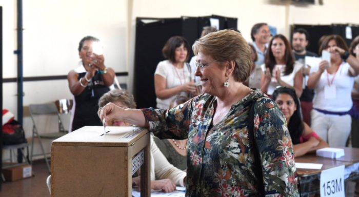 El relajado panorama de Michelle Bachelet trar ir a votar: fue a comprar frutas y verduras