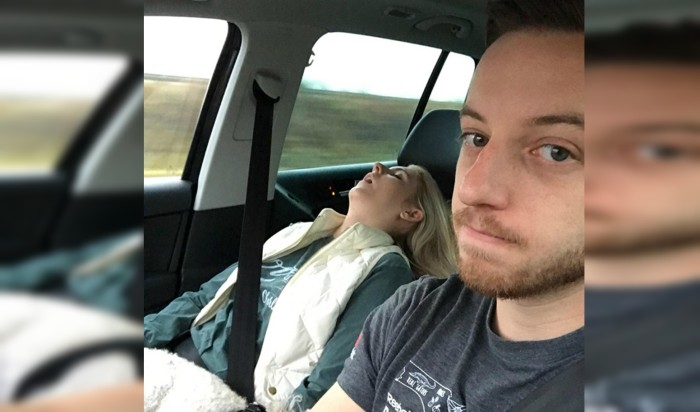 Joven hizo hilarante compilado de fotografías de su esposa… al parecer le encanta dormir