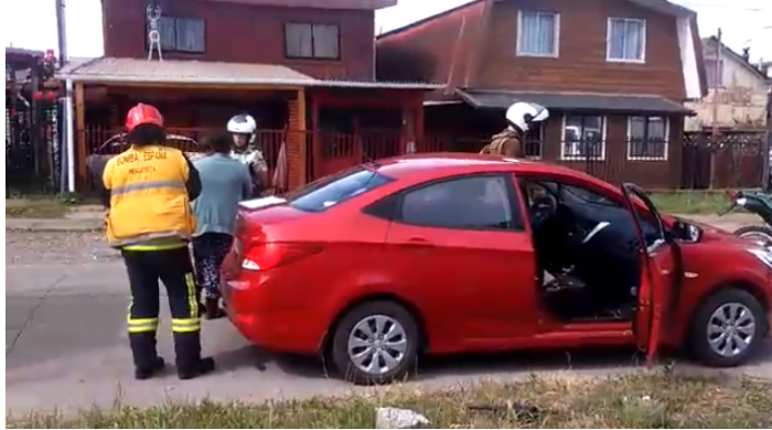 Bomberos rescatan a bebé de ocho meses atrapado al interior de un vehículo en Valdivia