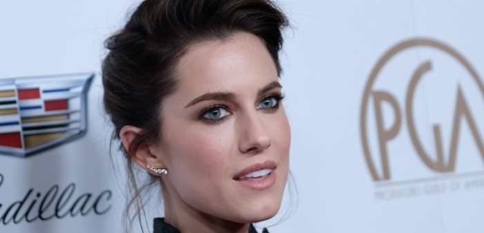 Actriz Allison Williams se lució en alfombra roja con labial de menos de 4 mil pesos
