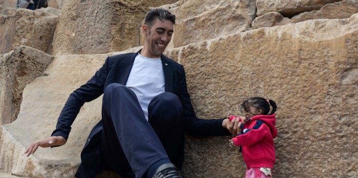 Encuentro entre el hombre más alto y la mujer más baja del mundo dejó sorprendente postal
