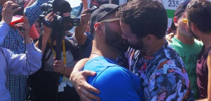 Así se realizó la 'besatón por el Papa' durante misa en Parque O'Higgins