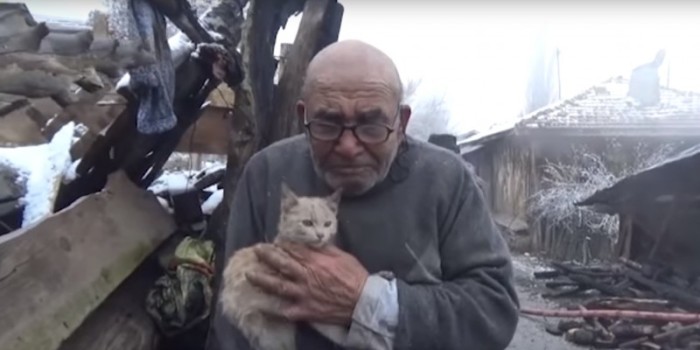 El desolador video de un anciano abrazando a su gato tras incendio que conmueve en redes
