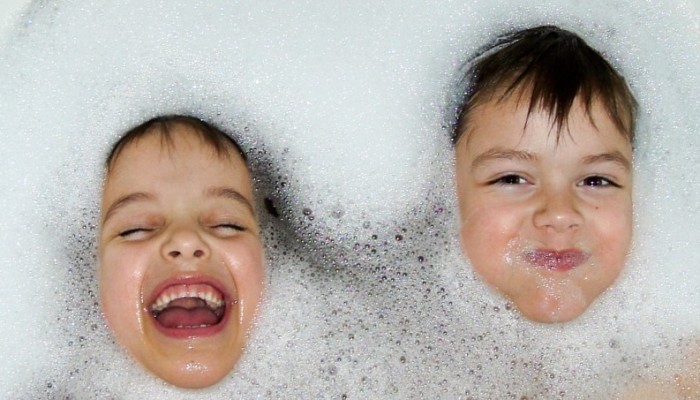 Sus hijos quedaron felices: el error de un papá al llenar de espuma la bañera