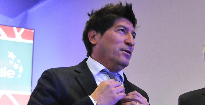 Imagen de Iván Zamorano junto a su familia y el Papa genera reacciones divididas