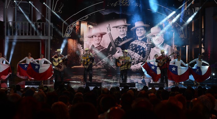 La broma de Los Huasos Quincheros a Karen Bejarano que sacó risas en Festival de Olmué