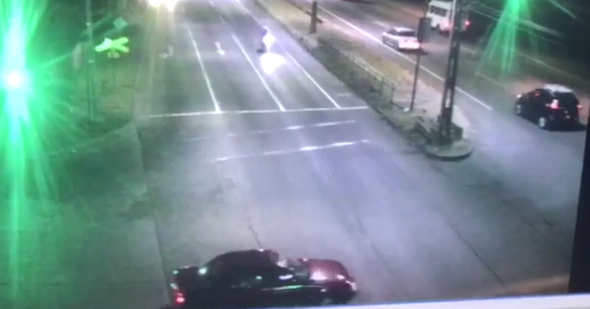 Captan violento accidente entre carabinero en moto y vehículo: auto no respetó luz roja