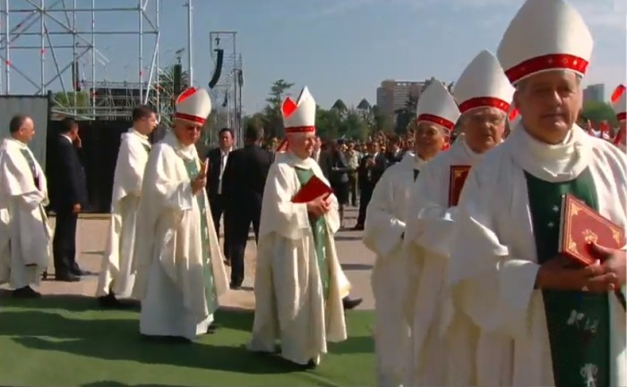 Presencia de obispo encubridor de Karadima en misa del Papa generó indignación en redes