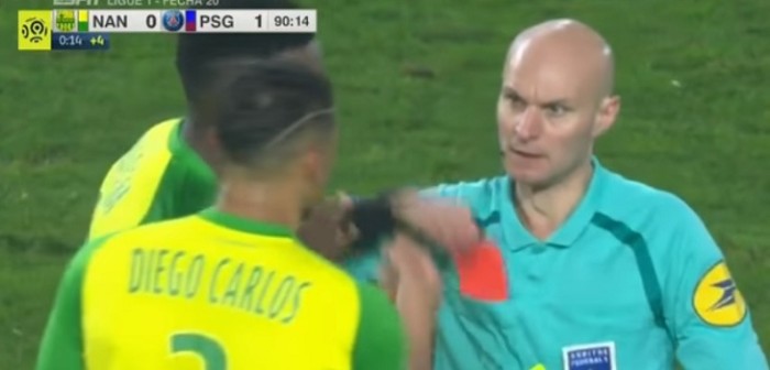 Árbitro francés pateó y expulsó a un jugador que lo chocó sin querer: fue suspendido