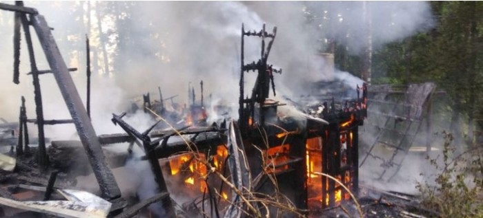 Tragedia en Panguipulli: dos adultos y lactante murieron en incendio de cabaña de veraneo