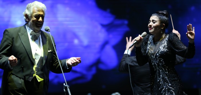¡Se veía bella! Mon Laferte deslumbró cantando junto a Plácido Domingo