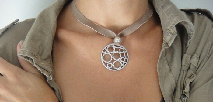 ¿Promueve el suicidio? El polémico modelo de accesorio de moda que enoja a padres ingleses