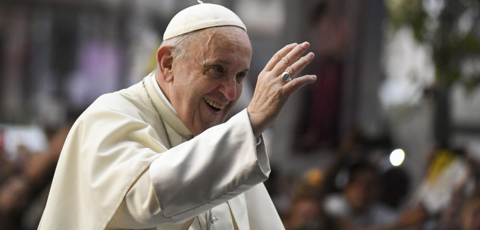 Video captó el momento exacto en que objeto golpéo en el rostro a Papa Francisco