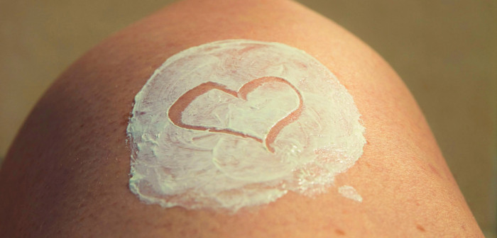 ¿Gastas más de 20 mil pesos en cremas? Dermatólogos aseguran que estás botando el dinero