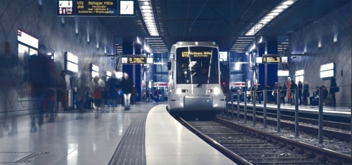 Para no creer: impactante video muestra cómo anciano cae al metro en China y resulta ileso