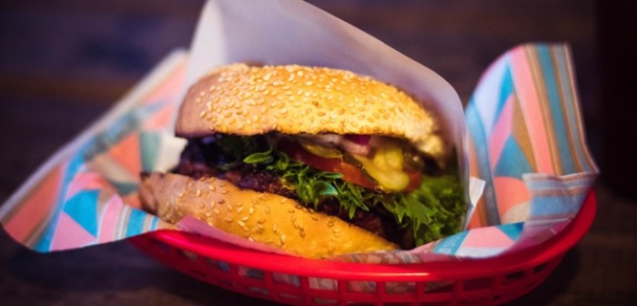 ¡Qué asco! Australiano se llevó horrible sorpresa al pedir una hamburguesa en un hotel