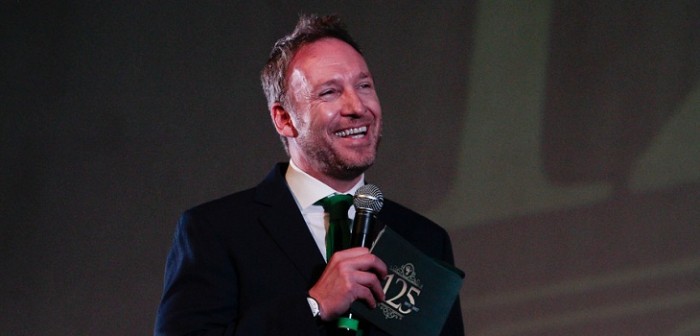 Martín Cárcamo posa junto a su hijo Luciano y seguidores aseguran que es su 'clon'