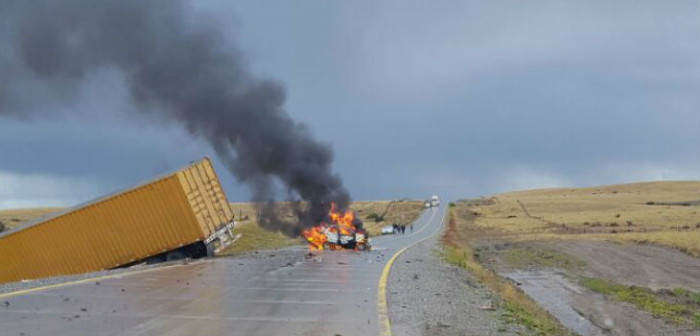 3 niños y 2 adultos murieron calcinados tras violento choque con un camión en Punta Arenas
