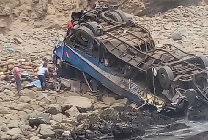 Aumentan a 36 las víctimas de autobús que cayó por un acantilado en Perú
