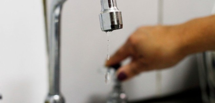 Vecinos de Florida denuncian que agua potable sale turbia y con mal olor