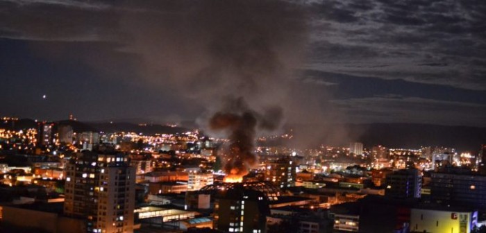 Voraz incendio en el centro de Concepción destruyó al menos dos locales comerciales