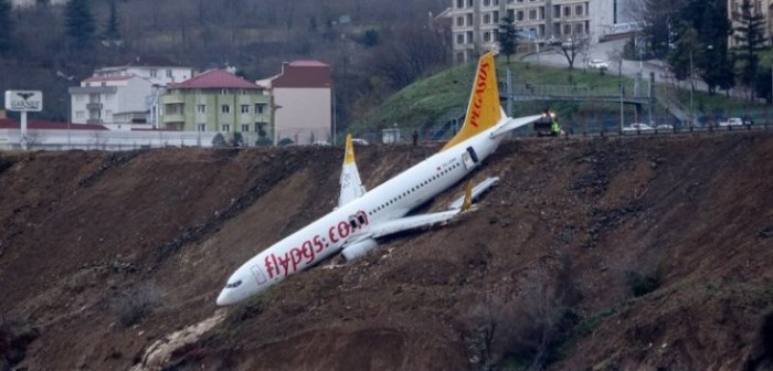 Imágenes muestran a avión al borde de caer al mar tras accidente en Turquía