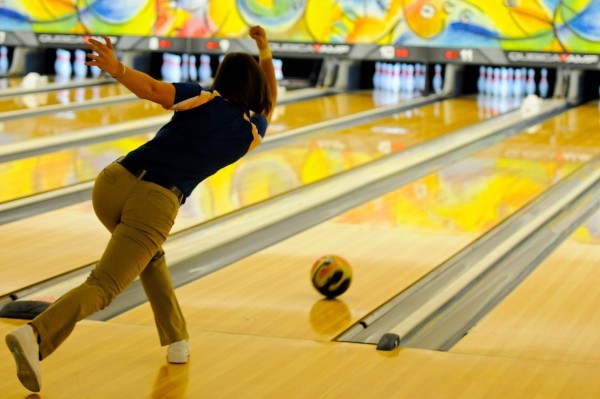 Mega fail: mujer fue a jugar bowling y protagonizó el peor tiro que puedas imaginar