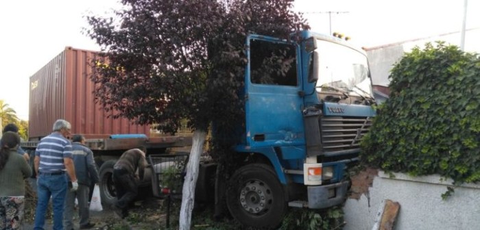 Camión con especial carga fue robado y terminó incrustado en una casa tras persecución