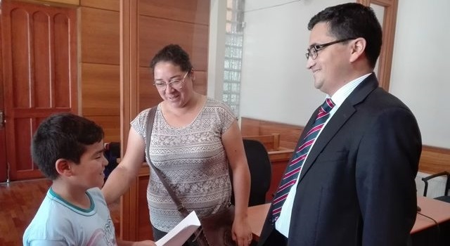 Niño que pidió a juez de Cabrero un “milagro de navidad” para su padre cumple su sueño