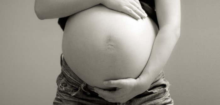 Embarazada que se desmayó al bajar de bus incendiado en Los Ángeles está internada