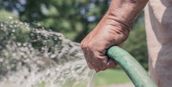 El insólito motivo por el que vecina de Valparaíso recibió parte por manguerear escalera