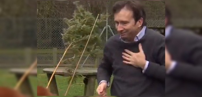 Periodista sufrió incómodo chascarro durante despacho: fue interrumpido por primates