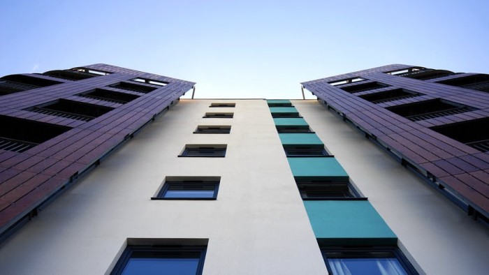 Madre se lanzó desde 8vo piso para salvar a su hijo de un incendio: ambos sobrevivieron