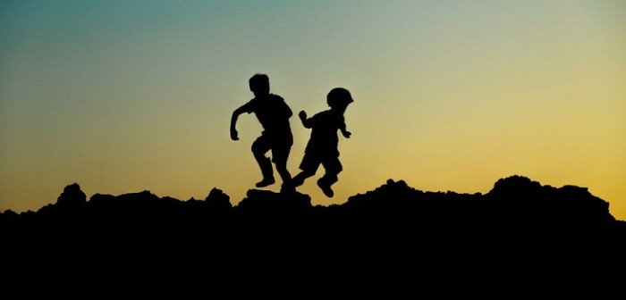 Niños son hallados muertos en refrigerador abandonado en casa de uno de los padres