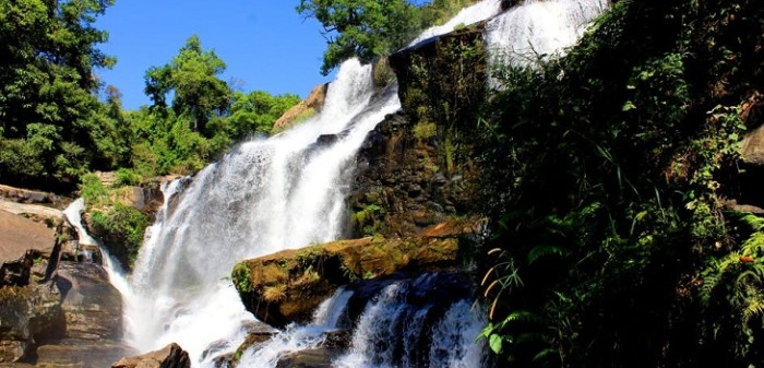 Mujer capta en selfie momento exacto en que hombre se estaba ahogando en cataratas