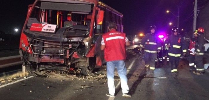 Un muerto dejó choque frontal entre bus del Transantiago y vehículo particular