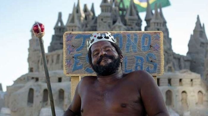 La increíble historia del 'rey Marcio' en Brasil: vive en un castillo... pero de arena