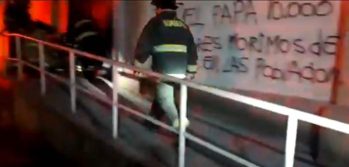 Iglesia de Talca sufrió ataque incendiario y autores dejaron mensaje contra el Papa