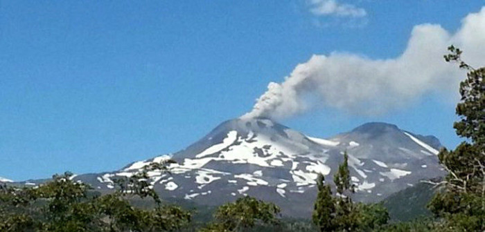 Confirman apertura de grieta en cráter del complejo volcánico Nevados de Chillán