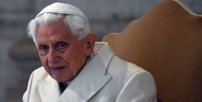 Cercano a Benedicto XVI cuenta cómo vive sus últimos días: Se está apagando como una vela