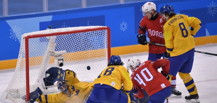 Terrorífico momento: jugador de hockey sobre hielo recibió feroz corte en el rostro