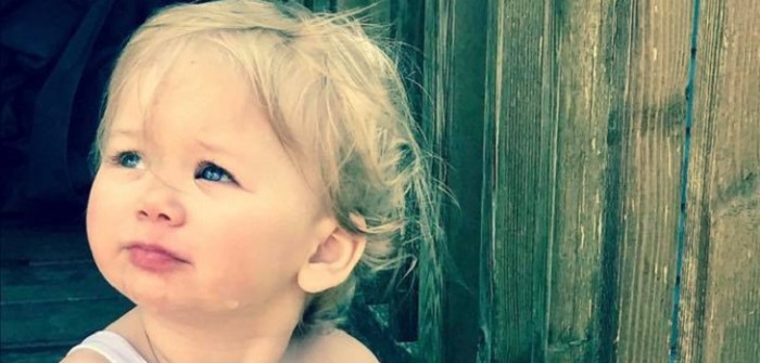 La extraña alergia que afecta a niña de 18 meses y que le impide llorar